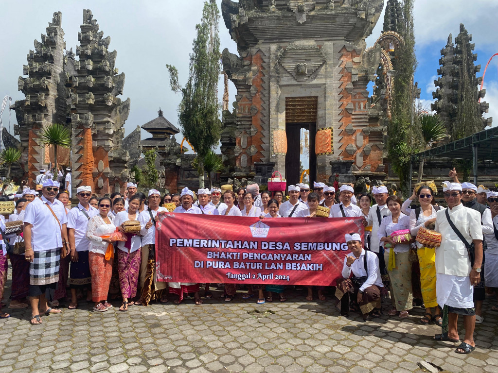 Pelaksanaan Kegiatan Bhakti Penganyaran Oleh Perangkat dan Lembaga Lembaga Desa Sembung